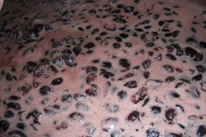 Rulada cu dulceata de cirese si crema de lamaie