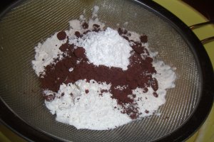 Rulada cu dulceata de cirese si crema de lamaie