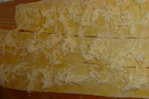 Aperitiv din foietaj de casa cu cascaval si chimen