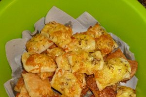Aperitiv din foietaj de casa cu cascaval si chimen