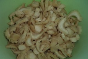 Pleurotus la tigaie cu mamaliguta