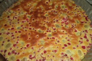 Clafoutis cu struguri albi strugurei rosii