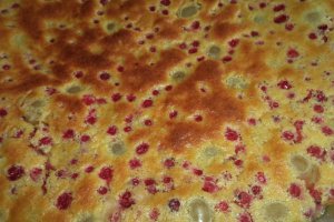 Clafoutis cu struguri albi strugurei rosii