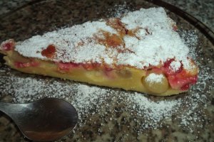 Clafoutis cu struguri albi strugurei rosii