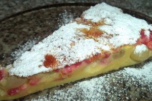 Clafoutis cu struguri albi strugurei rosii