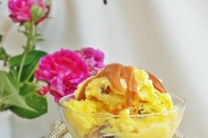 Inghetata cu vanilie si dulceata de cirese