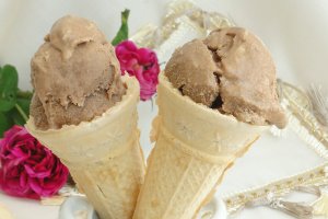 Inghetata cu vanilie si dulceata de cirese