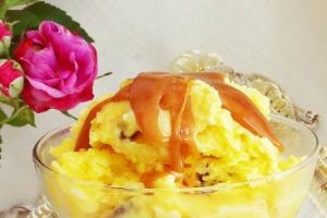 Inghetata cu vanilie si dulceata de cirese