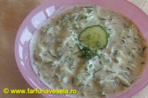 Vezi si reteta video pentru Tzatziki (salata de castraveti)