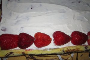 Rulada marmorata, cu capsune si frisca