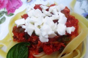 Cuib de tagliatelle cu ton si mozzarella