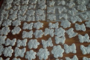 Fursecuri cu nuca si glazura alba