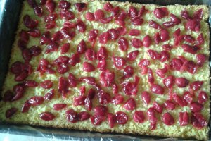 Tort cu crema de iaurt si jeleu de visine