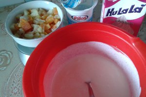 Tort cu crema de iaurt si jeleu de visine