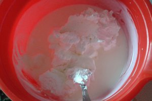Tort cu crema de iaurt si jeleu de visine