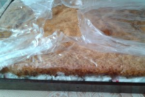 Tort cu crema de iaurt si jeleu de visine