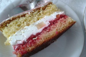 Tort cu crema de iaurt si jeleu de visine