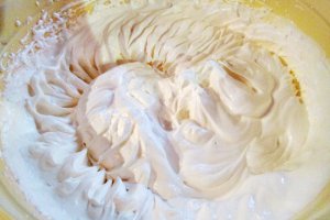 Prajitura cu rulada si mousse de vanilie