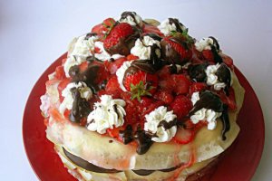 Tort de clatite cu crema de branza si capsuni