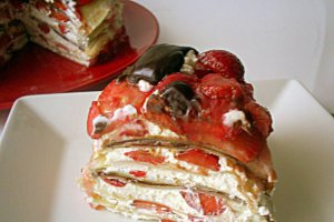 Tort de clatite cu crema de branza si capsuni