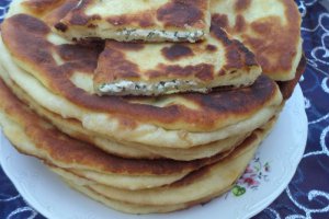 Placinte la tigaie cu cas si marar verde