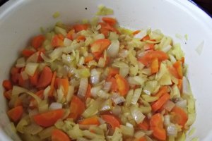 Mancare de mazare cu orez si carnati