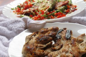 Piept de pui (pe tava) cu dovlecei copti