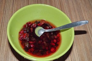 Tort de ciocolata cu fructe deshidratate si crema rapida