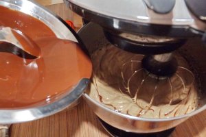 Tort de ciocolata cu fructe deshidratate si crema rapida