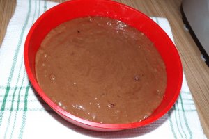 Tort de ciocolata cu fructe deshidratate si crema rapida