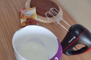 Tort de ciocolata cu fructe deshidratate si crema rapida