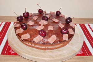 Tort de ciocolata cu fructe deshidratate si crema rapida