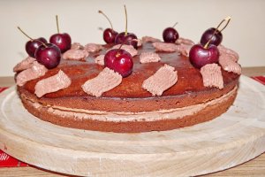 Tort de ciocolata cu fructe deshidratate si crema rapida