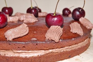 Tort de ciocolata cu fructe deshidratate si crema rapida