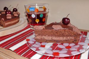 Tort de ciocolata cu fructe deshidratate si crema rapida