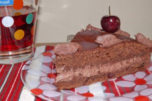 Tort de ciocolata cu fructe deshidratate si crema rapida