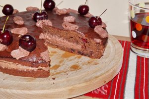 Tort de ciocolata cu fructe deshidratate si crema rapida