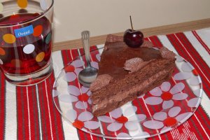 Tort de ciocolata cu fructe deshidratate si crema rapida