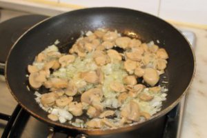 Paste cu ton si ciuperci gratinate la cuptor