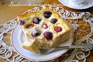 Budinca de cornuri cu branza si fructe