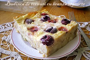 Budinca de cornuri cu branza si fructe