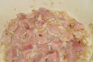 Tocanita de carne de porc cu ciuperci si orez