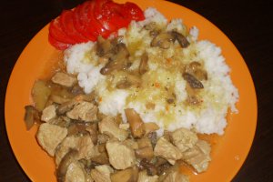 Tocanita de carne de porc cu ciuperci si orez