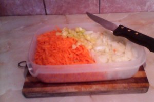 Mancare de dovlecei cu morcovi