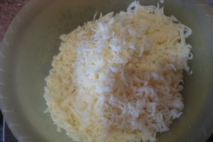 Cosulete de cascaval cu salata de surimi