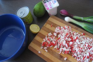 Cosulete de cascaval cu salata de surimi