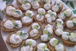 Tartine cu crema de branza si somon afumat