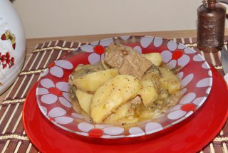 Stufat de vitel cu cartofi noi