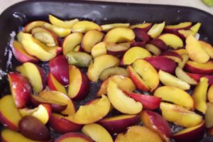 Prajitura cu piersici si nectarine