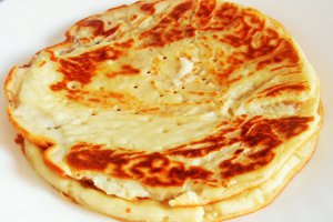 Clatite cu unt si miere de albine